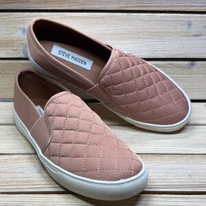 Steve Madden Ennore quilted slip ons size 9
